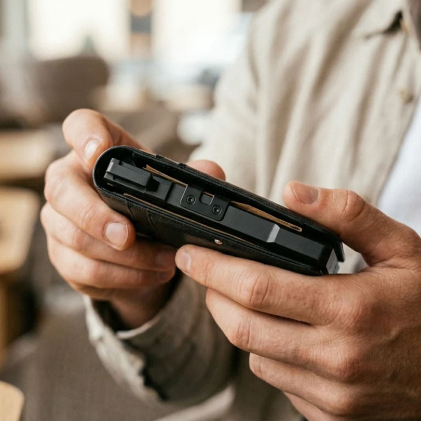Lumanee MagVault® Minimalist Wallet - Maximum Capacity. Minimal Footprint.